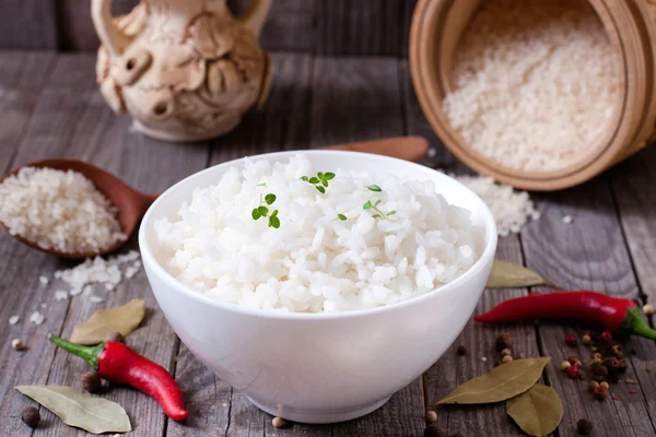 Gekookte rijst in een kom op een tafel — Stockfoto