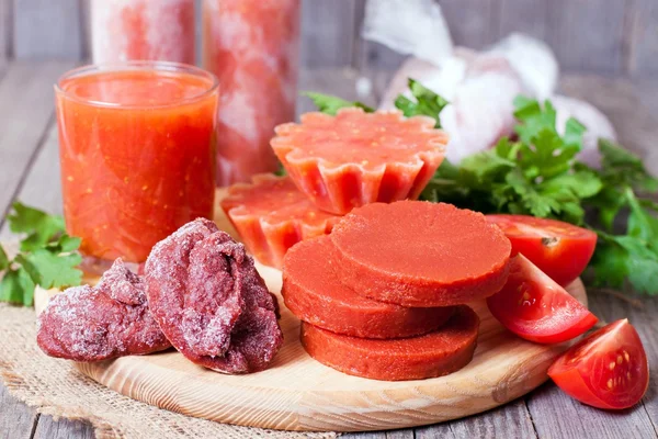 Томатна паста і томатний сік — стокове фото