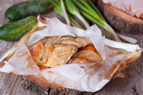 Filete de pescado blanco cocido en papel, pergamino con arroz, verduras, pimienta — Foto de Stock