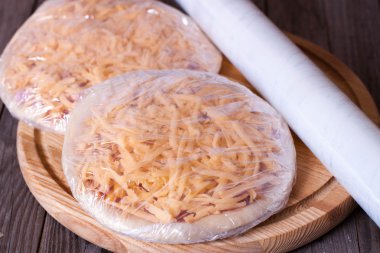 Ahşap arka plan üzerinde pizza hasat