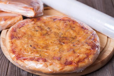 Ahşap arka plan üzerinde pizza hasat
