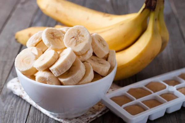 Bananes et tranches de banane sur une assiette — Photo