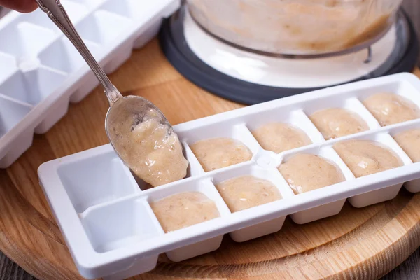 Puré de plátano en una cuchara — Foto de Stock