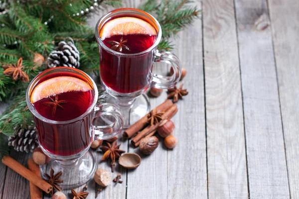 Vino rimuginato di Natale con abete e arredamento su tavolo di legno — Foto Stock