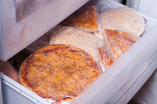 Сбор пиццы в холодильнике — стоковое фото