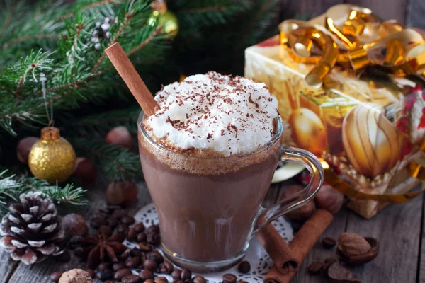 Verre de chocolat chaud sur table en bois — Photo