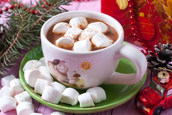 Hot cocoa with marshmallows on pink background — Stock Photo, Image