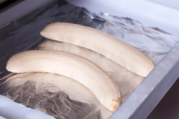 Plátanos pelados en el refrigerador — Foto de Stock
