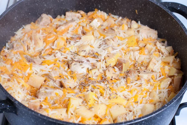 Pilaf com temperos em uma panela — Fotografia de Stock