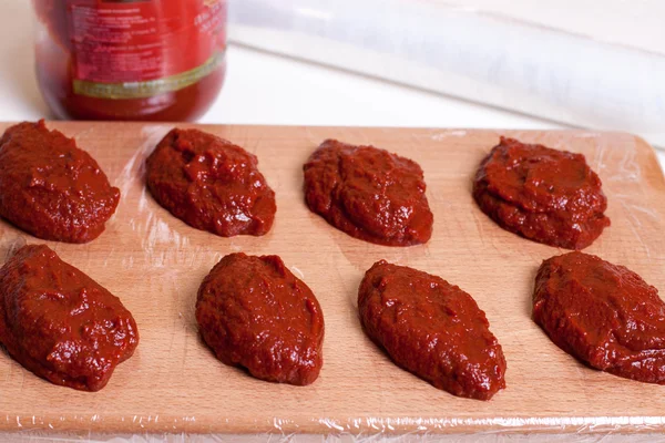 Färsk tomatpuré på en planka — Stockfoto