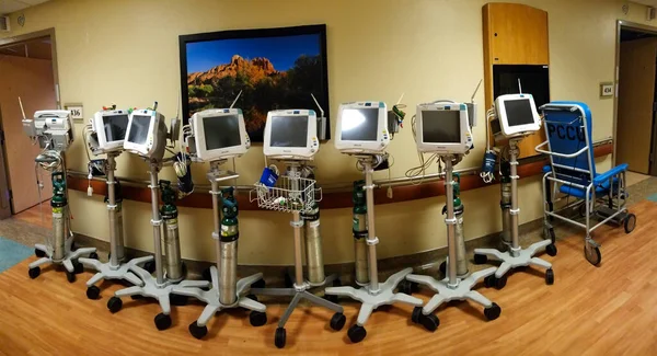 Életjelek Robotok várnak a kórház folyosóján. — Stock Fotó