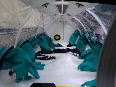 Eldiven kapaklı Ebola Hemorajik Virüs İzolasyon Kapsülü