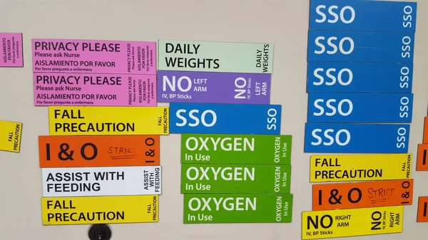 Etiquetas de atención al paciente en tiras magnéticas para el hospital — Foto de Stock