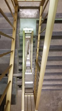 Dikdörtgen Sarmal Merdiven Merkezinden Aşağı Bakıldı