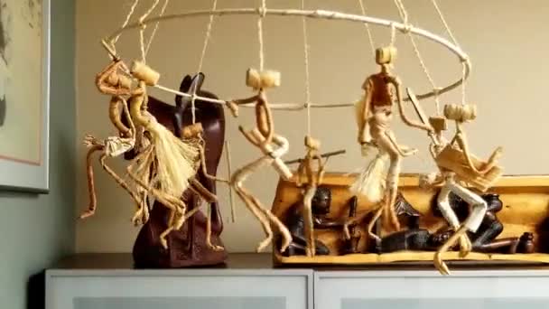Straw Folk Art - Rotating Workers from Tanzania — Stock Video