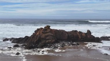 Kahverengi kayalarla dalga katmanları kırılıyor - Fogarty Creek, Oregon