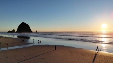 Cannon Sahili 'nde gün batımı - Samanlık Kaya