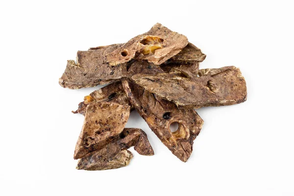 Beyaz arka planda kurutulmuş et, kuzu, domuz, geyik köpek maması.