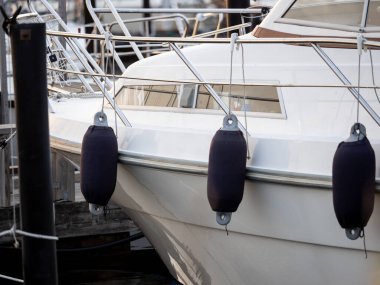 Limandaki bir teknenin detayları.