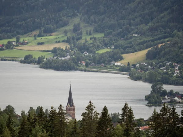 Blick Direkt Auf Die Stadt Lillehammer Norwegen lizenzfreie Stockbilder