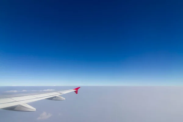 Gökyüzünde bir uçak kanadı Gökyüzü atmosferi bulutlu ve toz kalın. Asya kıtasına uç, Tayland.