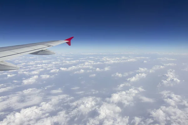 Gökyüzünde bir uçak kanadı Gökyüzü atmosferi bulutlu ve toz kalın. Asya kıtasına uç, Tayland.