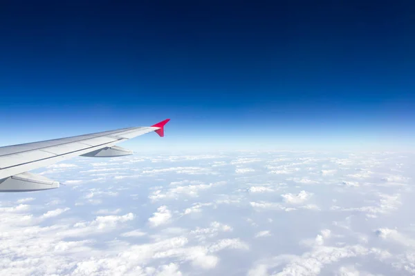 Gökyüzünde bir uçak kanadı Gökyüzü atmosferi bulutlu ve toz kalın. Asya kıtasına uç, Tayland.