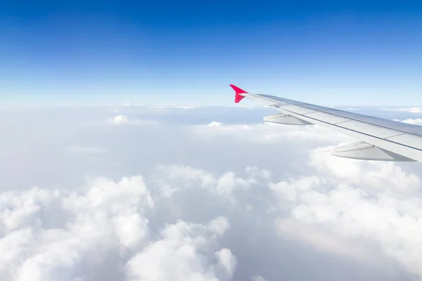 Gökyüzünde bir uçak kanadı Gökyüzü atmosferi bulutlu ve toz kalın. Asya kıtasına uç, Tayland.