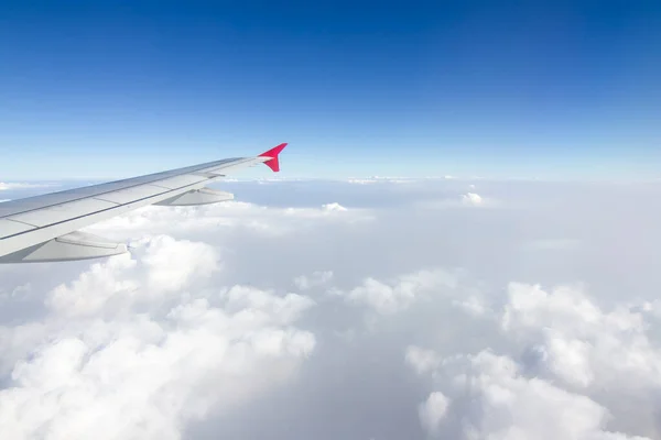 Gökyüzünde bir uçak kanadı Gökyüzü atmosferi bulutlu ve toz kalın. Asya kıtasına uç, Tayland