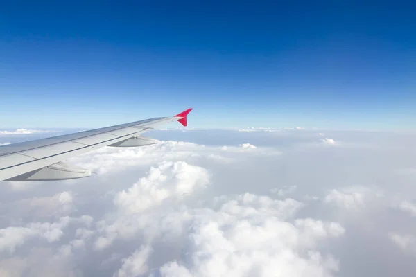Gökyüzünde bir uçak kanadı Gökyüzü atmosferi bulutlu ve toz kalın. Asya kıtasına uç, Tayland.