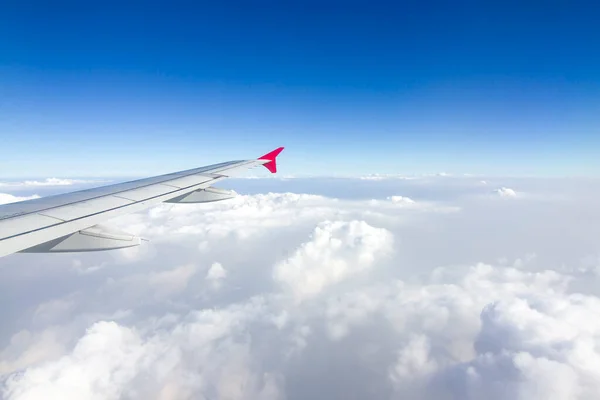 Gökyüzünde bir uçak kanadı Gökyüzü atmosferi bulutlu ve toz kalın. Asya kıtasına uç, Tayland.