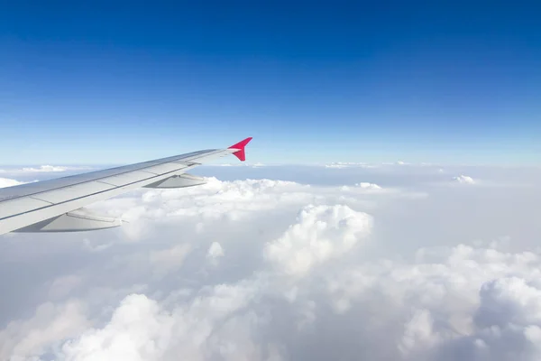 Gökyüzünde bir uçak kanadı Gökyüzü atmosferi bulutlu ve toz kalın. Asya kıtasına uç, Tayland.
