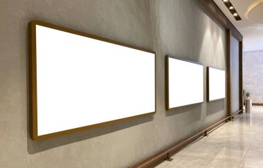 Üç tane boş ilan panosu. Alışveriş merkezi ya da metro.