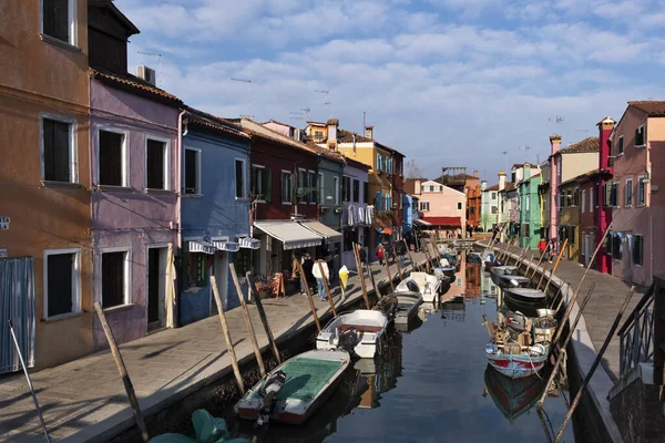 Burano, Venedik, İtalya 'da güzel renkli evler manzarası