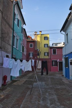 Burano, Venedik, İtalya 'da güzel renkli evler manzarası