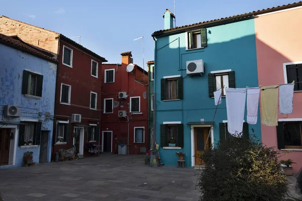 Burano, Venedik, İtalya 'da güzel renkli evler manzarası