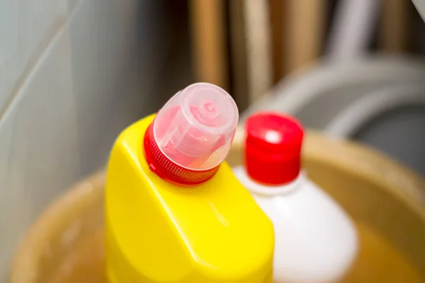 Пляшки Миючих Засобів Засоби Чищення Відрі Прибирання Квартири — стокове фото