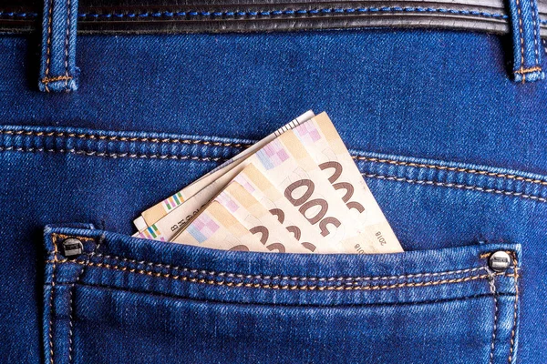 Cebinde para var. Kot pantolonun arka cebindeki banknotlar. Zengin adam. Ukrayna Hryvnia 'sı.