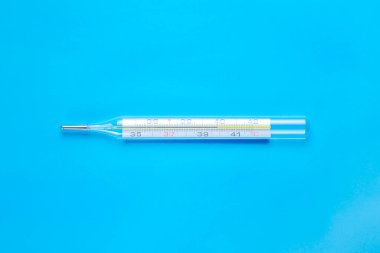 Mavi arka planda yüksek sıcaklık değerleri olan termometre. Viral enfeksiyon, zatürree.