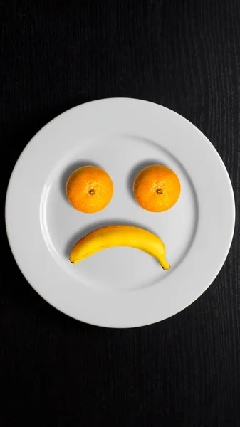 Podobě Nespokojené Tváře Mandarinek Banánu Talíři Ovoce Napodobující Smutný Úsměv — Stock fotografie
