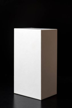 Siyah yansıtıcı arka planda beyaz kutu. Boşluğu kopyala