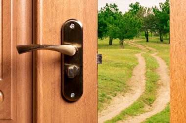 Arkasında çam ormanına giden köy yolu olan açık bir kapı. Seyahat ve yürüyüş konsepti