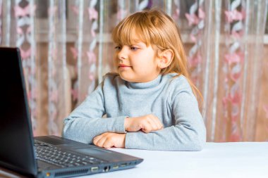 Mesafe öğrenme. Karantinaya alın. Video iletişimiyle evde okuyacak liseli kız. Kız bilgisayara bakıyor.