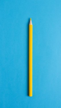 Mavi arkaplanda sarı kalem yakın plan
