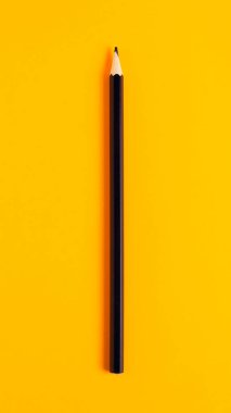 Turuncu arka planda siyah kalem. Yakın plan..