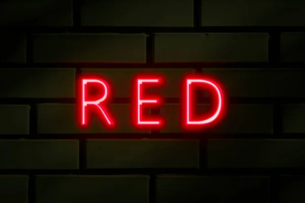 Неоновая Надпись Красный Цвет Зеленой Кирпичной Стене — стоковое фото