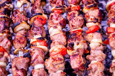 Barbekü. Taze et, şişe konur, kızgın kömürlerin üstünde kızarır. Yakın plan. Shashlik.