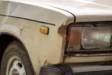 Eski bir arabanın parçası. Kullanılamayan araba deposu.