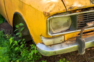 Eski bir arabanın parçası. Kullanılamayan araba deposu.