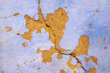 Maviyle boyanmış eski bir duvarın dokusu. Yakın plan, duvar kağıdı, arkaplan.